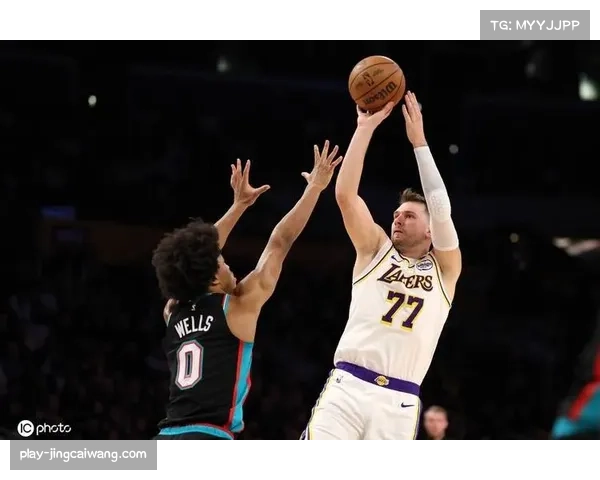 湖人最后时刻轰12-2攻击波取胜,东契奇20罚引领进攻 湖人最后时刻轰12-2攻击波取胜,东契奇20罚引领进攻